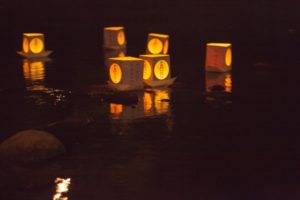 お盆の灯篭流しって？由来や精霊流しとの違いも解説